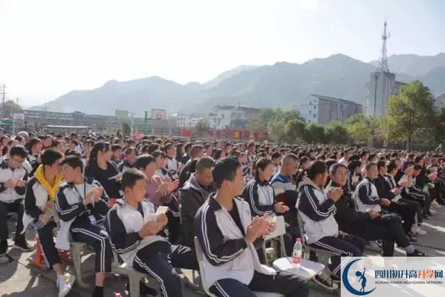 安仁中學(xué)的學(xué)費(fèi)收費(fèi)標(biāo)準(zhǔn)是什么？