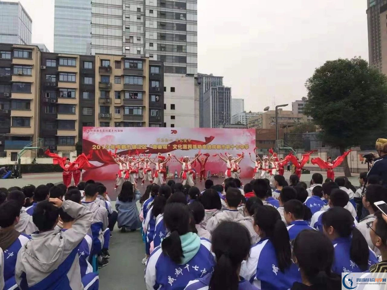 中考成都市第十七中學(xué)的招生分?jǐn)?shù)線(xiàn)是多少？