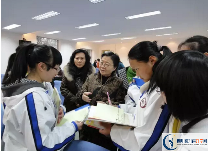 成都市田家炳中學一年的學費是多少？
