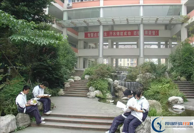 四川師范大學附屬中學一年的學費是多少？