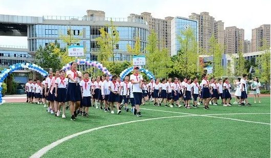 成都市泡桐樹中學(xué)的老師好不好？