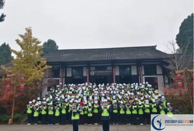 成都教科院附屬學(xué)校一年的學(xué)費(fèi)是多少？