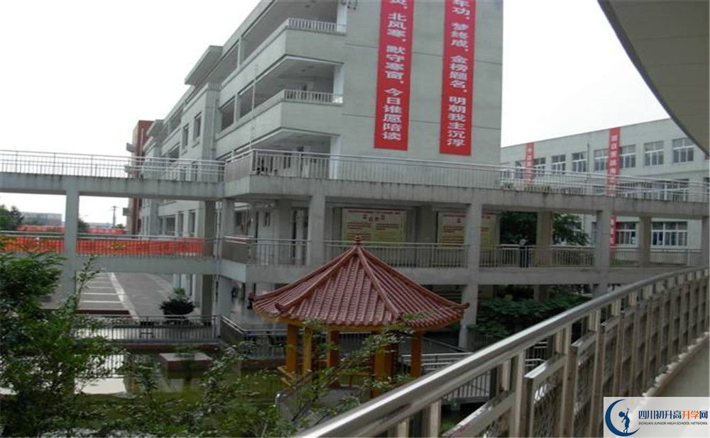 中考成都市龍泉中學的招生分數(shù)線是多少？