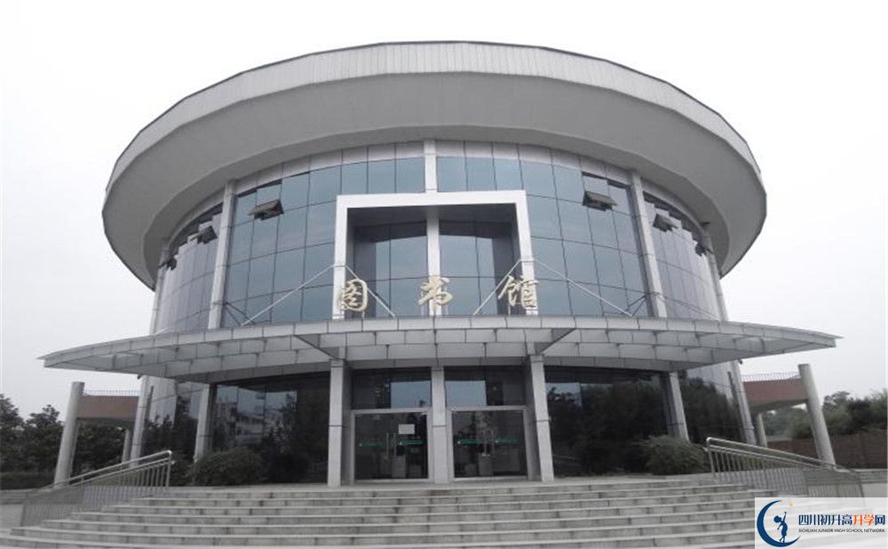 成都市龍泉中學(xué)一年的學(xué)費(fèi)是多少？