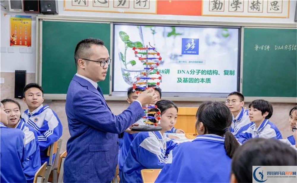 蒲江中學(xué)一年的學(xué)費是多少？