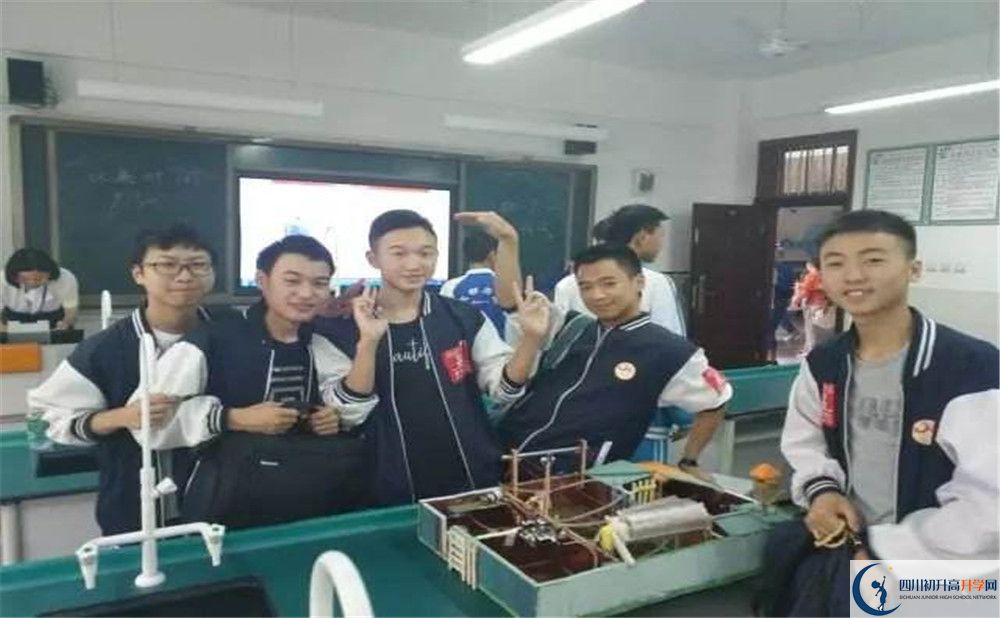 賈家中學(xué)一學(xué)期的學(xué)費(fèi)是多少？