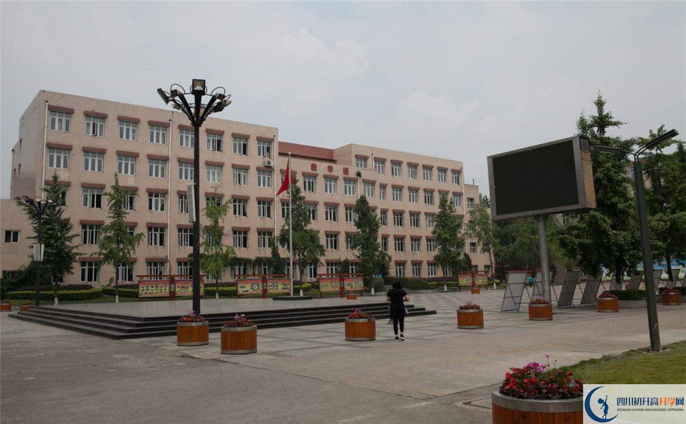 考成都西藏中學(xué)的分?jǐn)?shù)線是多少？