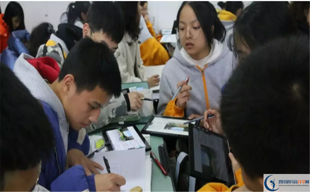 洛帶中學(xué)的學(xué)費(fèi)一期是多少？