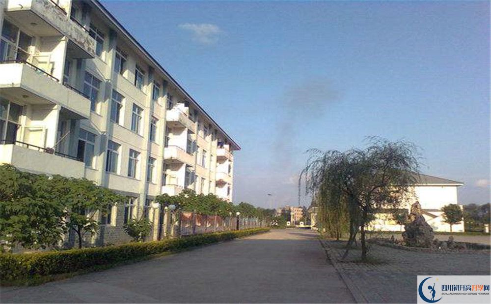 淮口中學(xué)的學(xué)費一期是多少？