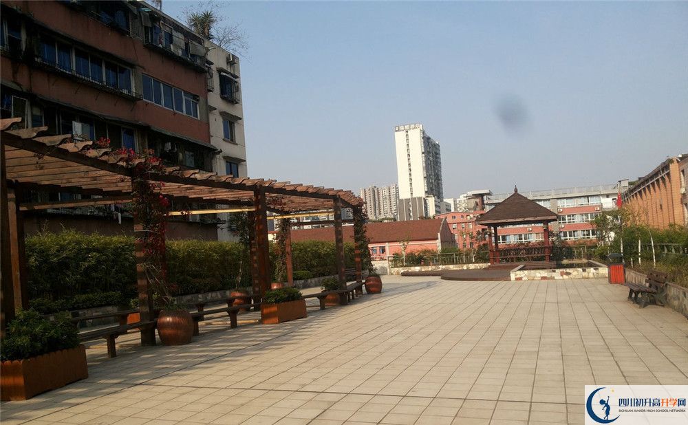 通錦中學(xué)住宿的費(fèi)用是多少？