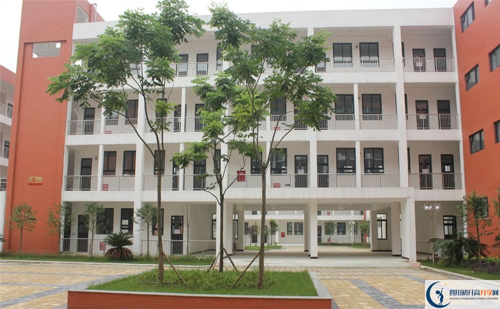 金堂中學住宿費用是多少？
