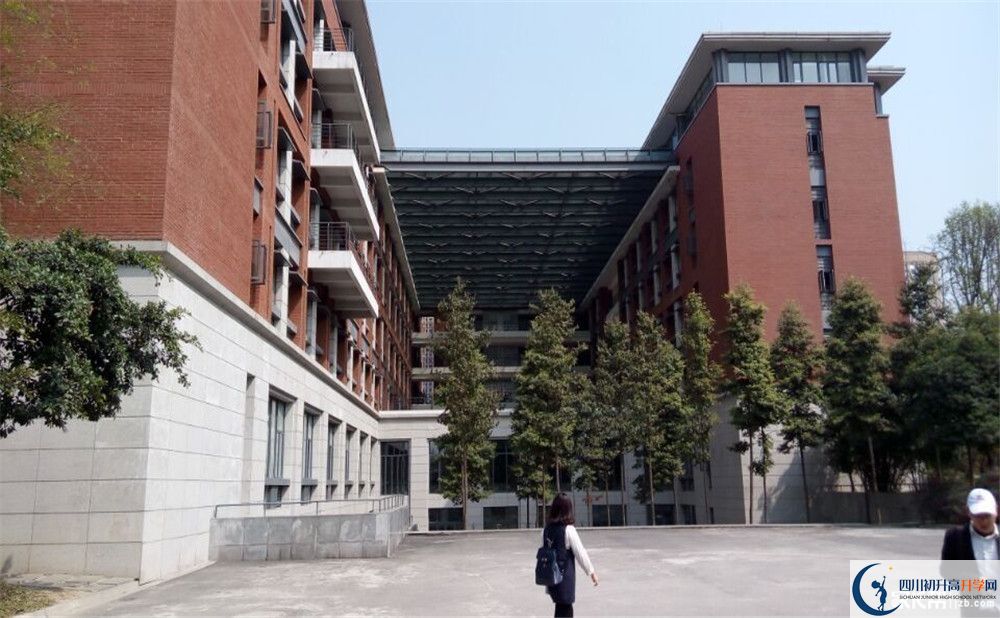 成都七中高新校區(qū)實(shí)驗(yàn)班人數(shù)是多少？