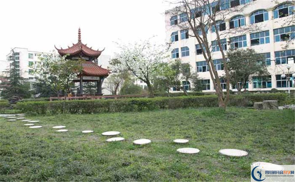 都江堰外國語實驗學(xué)校是私立收費嗎？