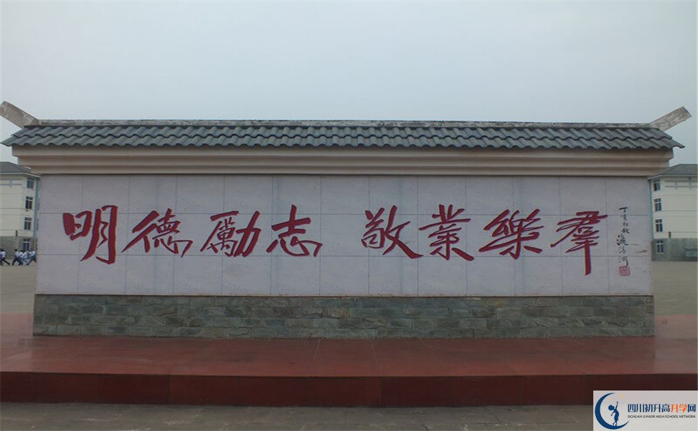 淮口中學是私立收費嗎？