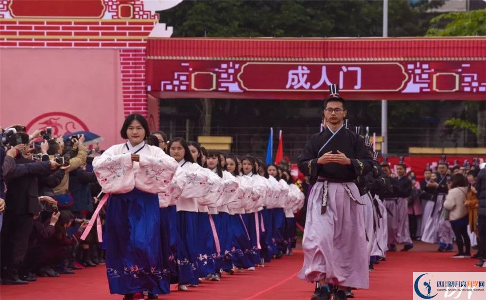 成都七中萬(wàn)達(dá)學(xué)校在校學(xué)生總?cè)藬?shù)是多少？