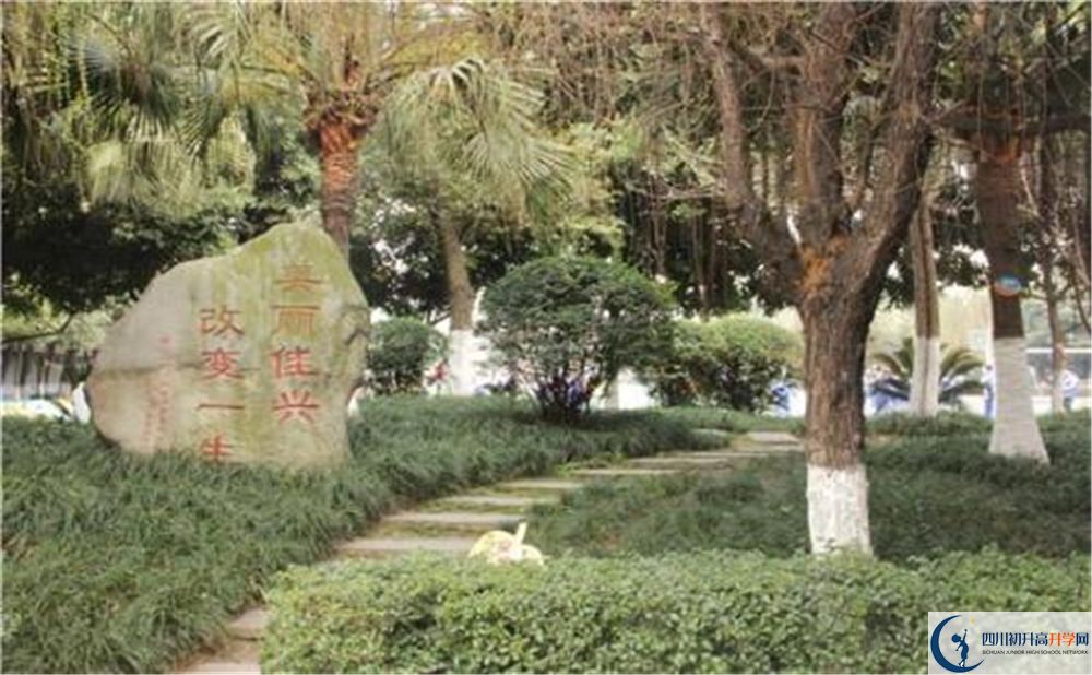 成都石室佳興外國語學(xué)校在校學(xué)生總?cè)藬?shù)是多少？