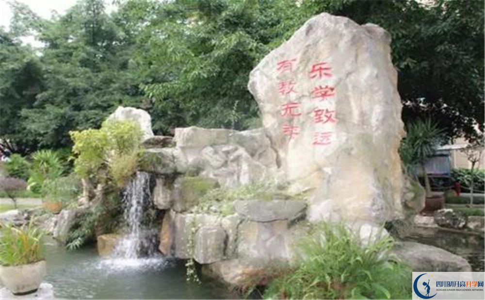武侯高級中學(xué)在校學(xué)生總?cè)藬?shù)是多少？