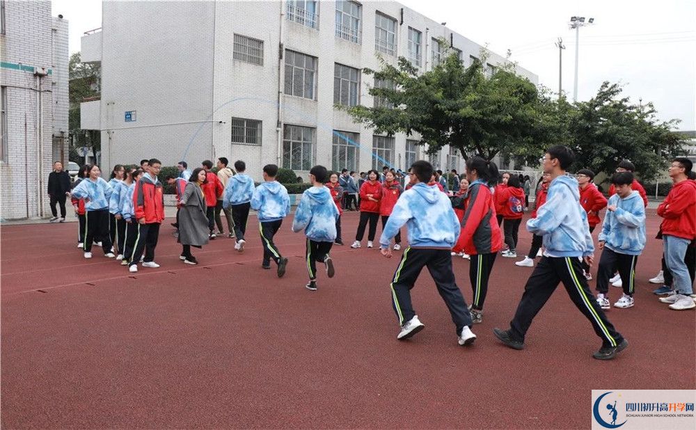 青白江中學補課嗎？