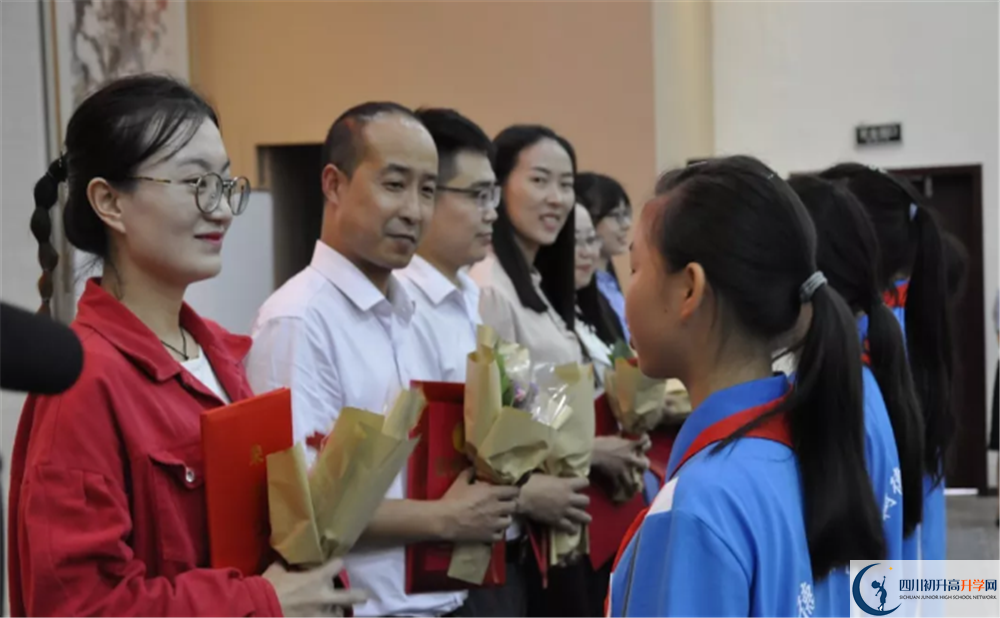 川化中學(xué)在校學(xué)生總?cè)藬?shù)是多少？