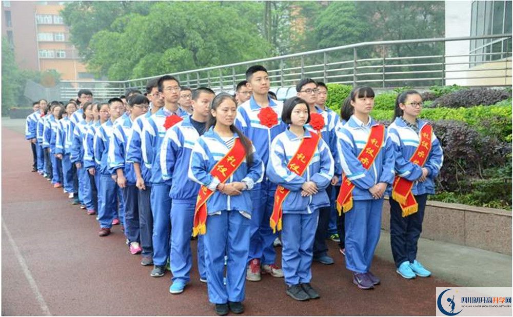 溫江中學(xué)在校學(xué)生總?cè)藬?shù)是多少？