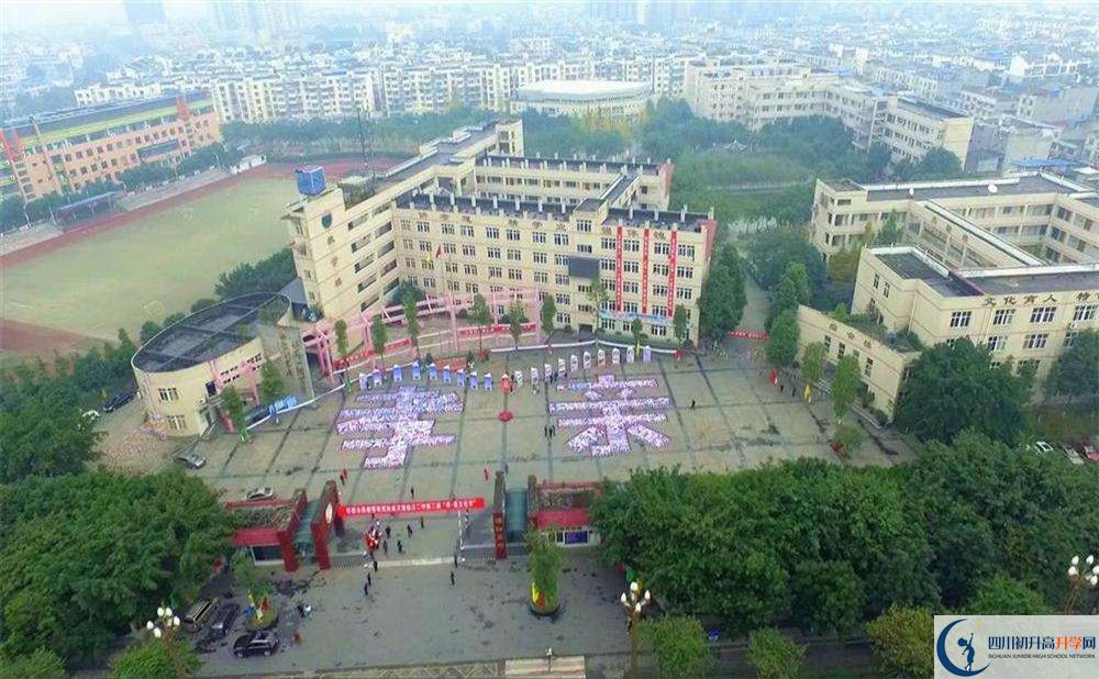 溫江二中在校學(xué)生總?cè)藬?shù)是多少？