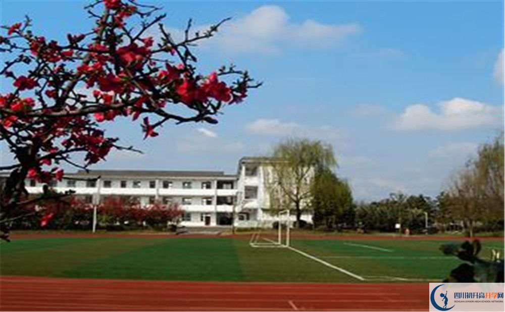 郫縣三中在校學(xué)生總?cè)藬?shù)是多少？