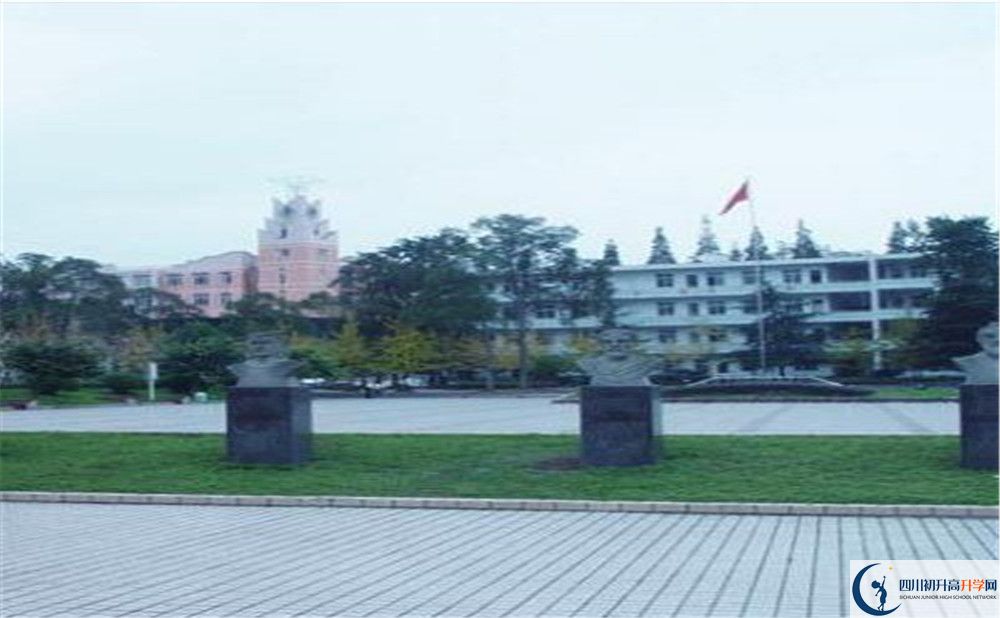 郫縣二中在校學(xué)生總?cè)藬?shù)是多少？